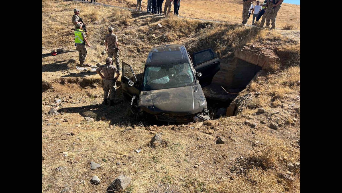 Muş'ta takla atan araç şarampole uçtu: 3 yaralı