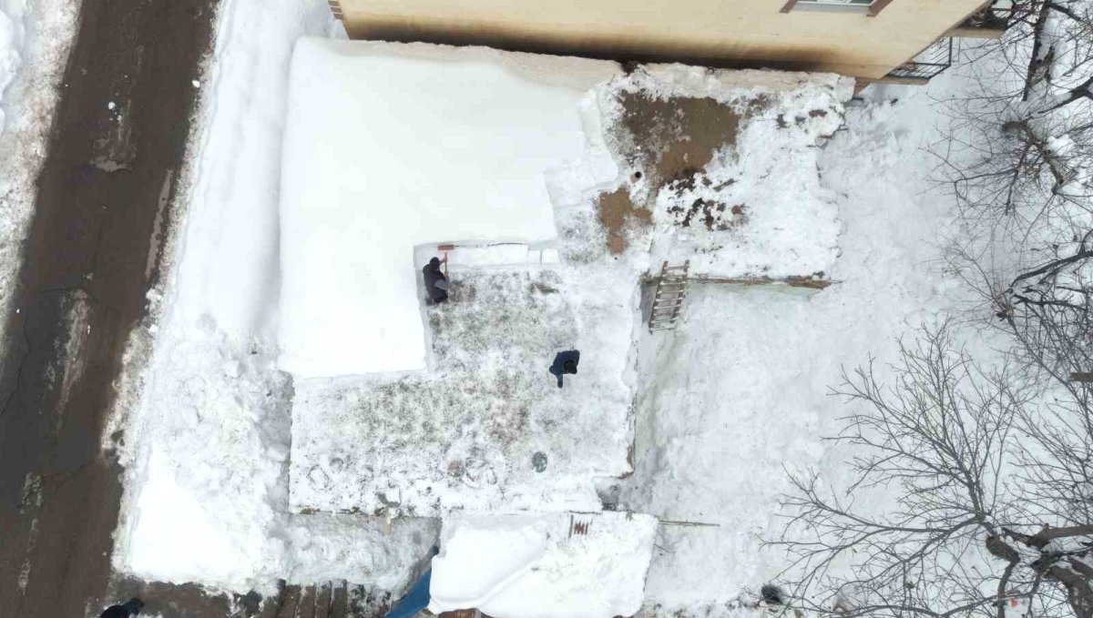 Muş'ta tek katlı evler kara gömüldü