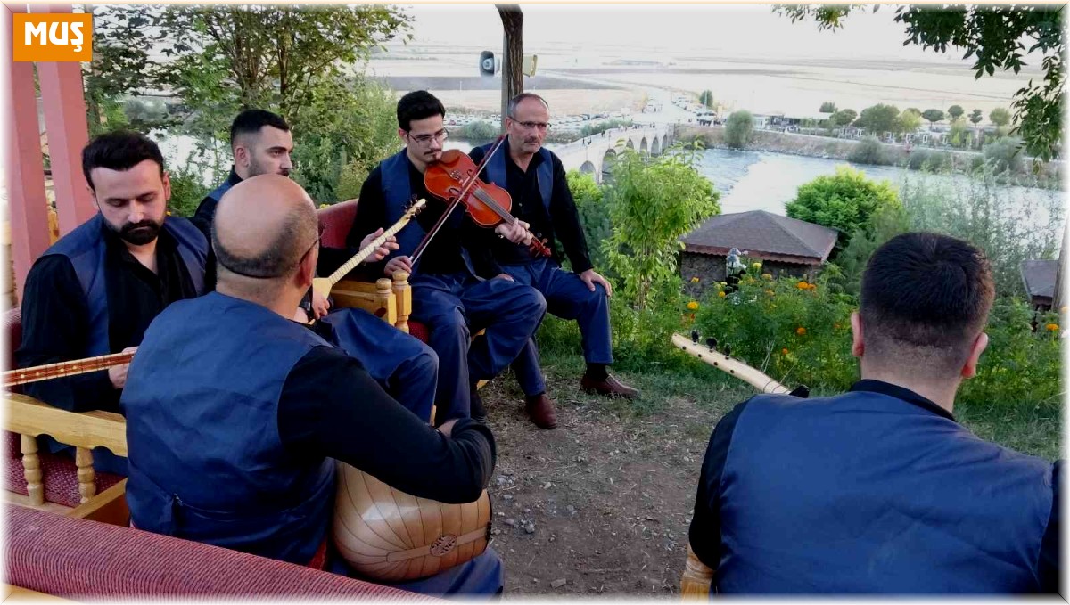 Muş'ta Teke ailesi hobi ile başladıkları müzik aşkını eğitimle taçlandırıyor