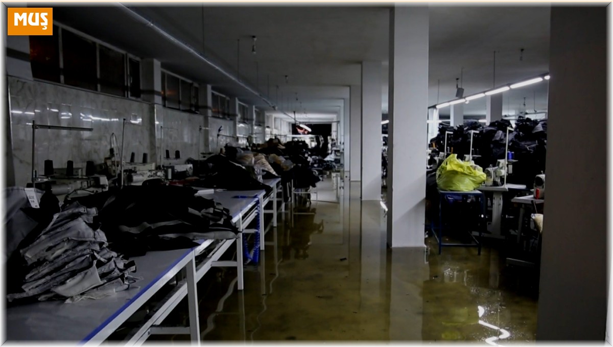 Muş'ta tekstil atölyesi sular altında kaldı