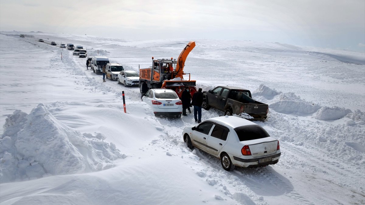 Muş'ta tipi nedeniyle araçlarıyla yolda mahsur kalan yaklaşık 100 kişi kurtarıldı