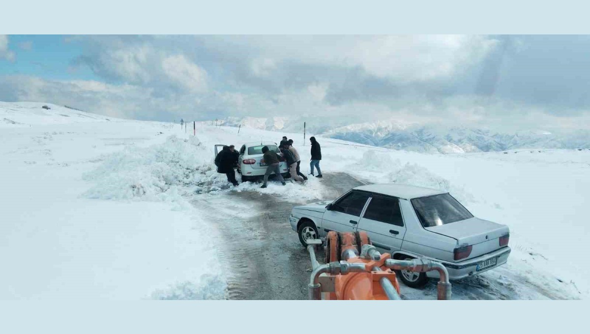 Muş'ta tipi nedeniyle yolda mahsur kalan 60 kişi kurtarıldı