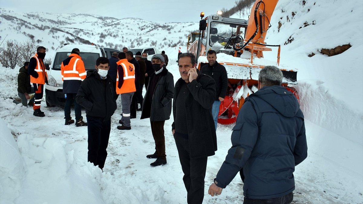 Muş'ta tipi nedeniyle yolda mahsur kalanlar kurtarıldı
