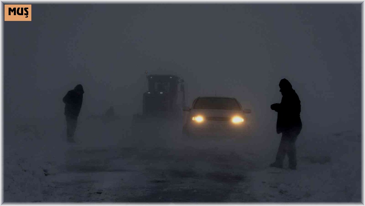 Muş'ta tipide yolda mahsur kalan 30 kişi kurtarıldı