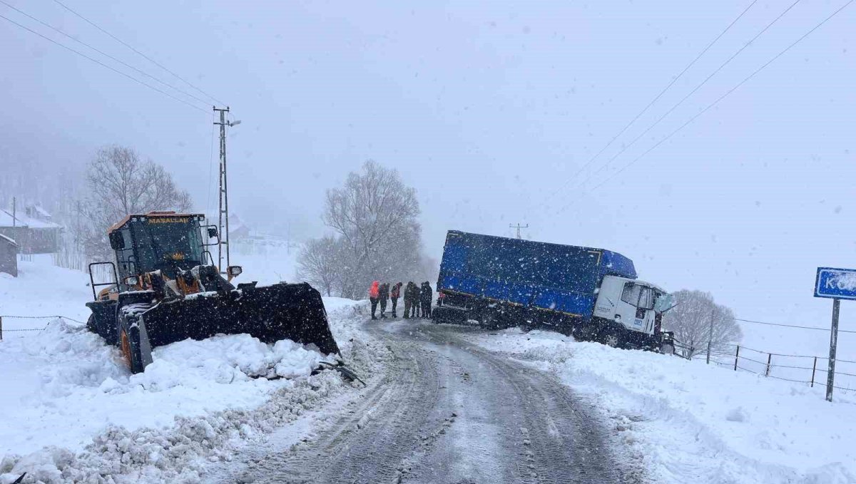 Muş'ta tır iş makinesine çarptı: 1 yaralı