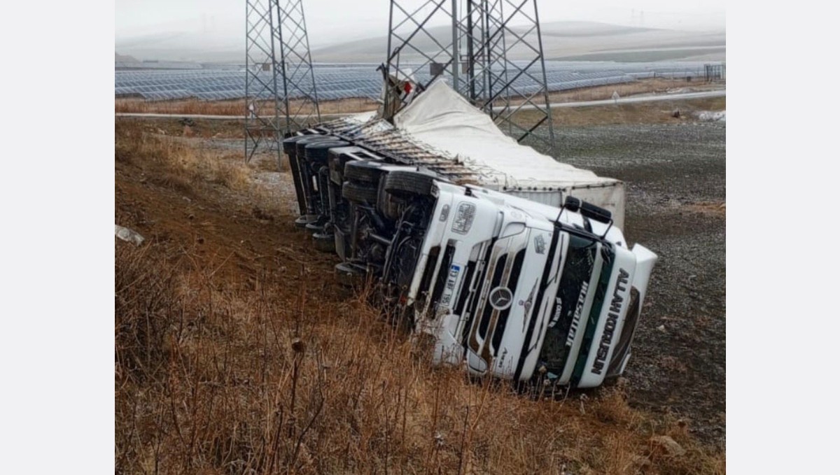 Muş'ta tır şarampole yuvarlandı
