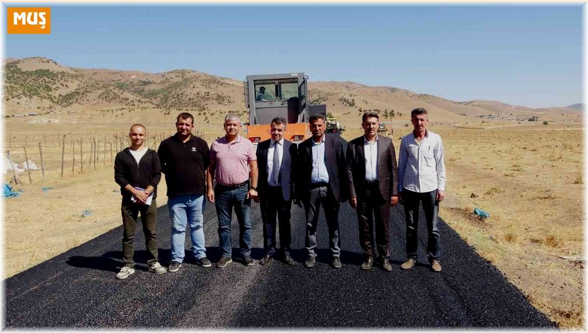 Muş'ta tozlu köy yolları devlet yatırımıyla sıcak asfaltla kaplanıyor