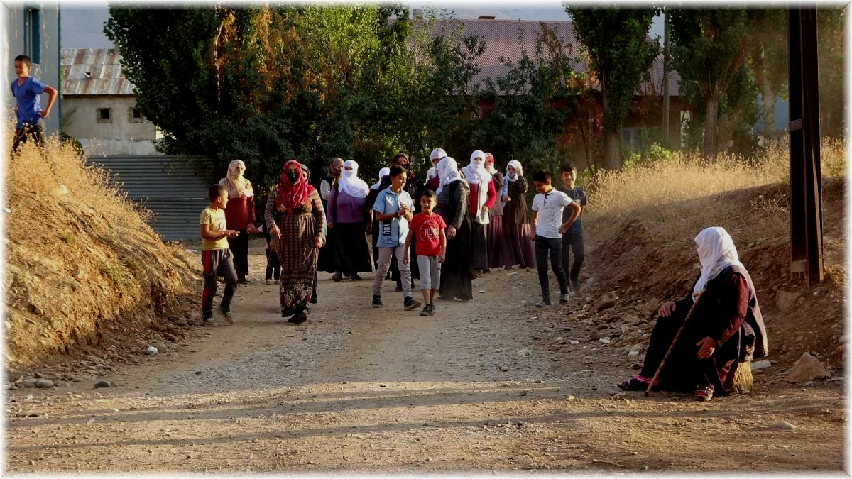 Muş'ta tozlu yol çilesi bitmek bilmeyen mahalleli belediyeye öfkeli