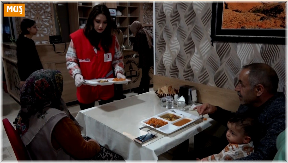 Muş'ta Tük Kızılay'ı depremzedeler için iftar programı düzenledi