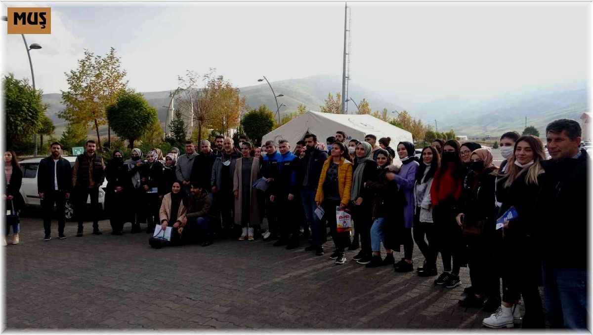 Muş'ta üniversite öğrencilerine çadır kurma eğitimi verildi