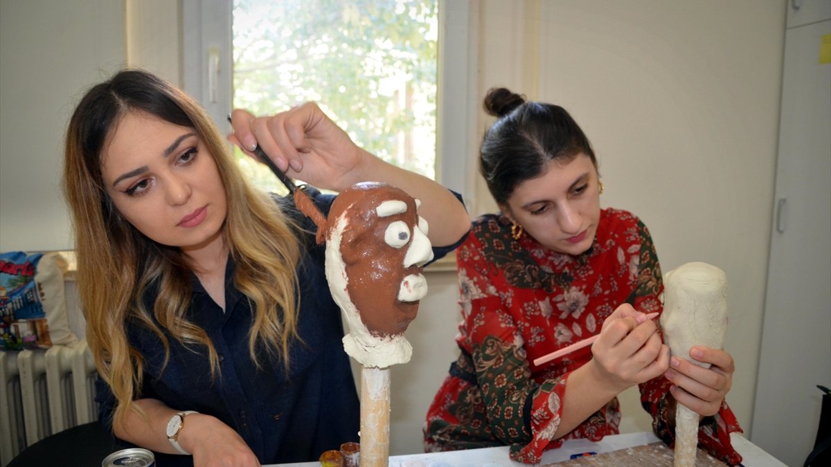 Muş'ta üniversiteliler köylerdeki öğrenciler için kuklalarla gösteri yapacak