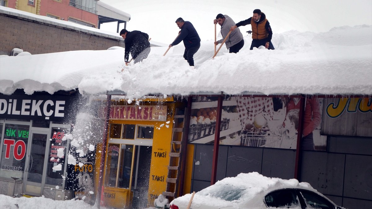 Muş'ta vatandaşların çatılarda kar temizleme mesaisi