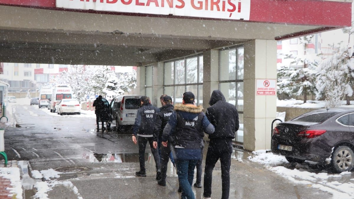 Muş'ta vücut boşluklarında uyuşturucu bulunan iki şüpheli tutuklandı