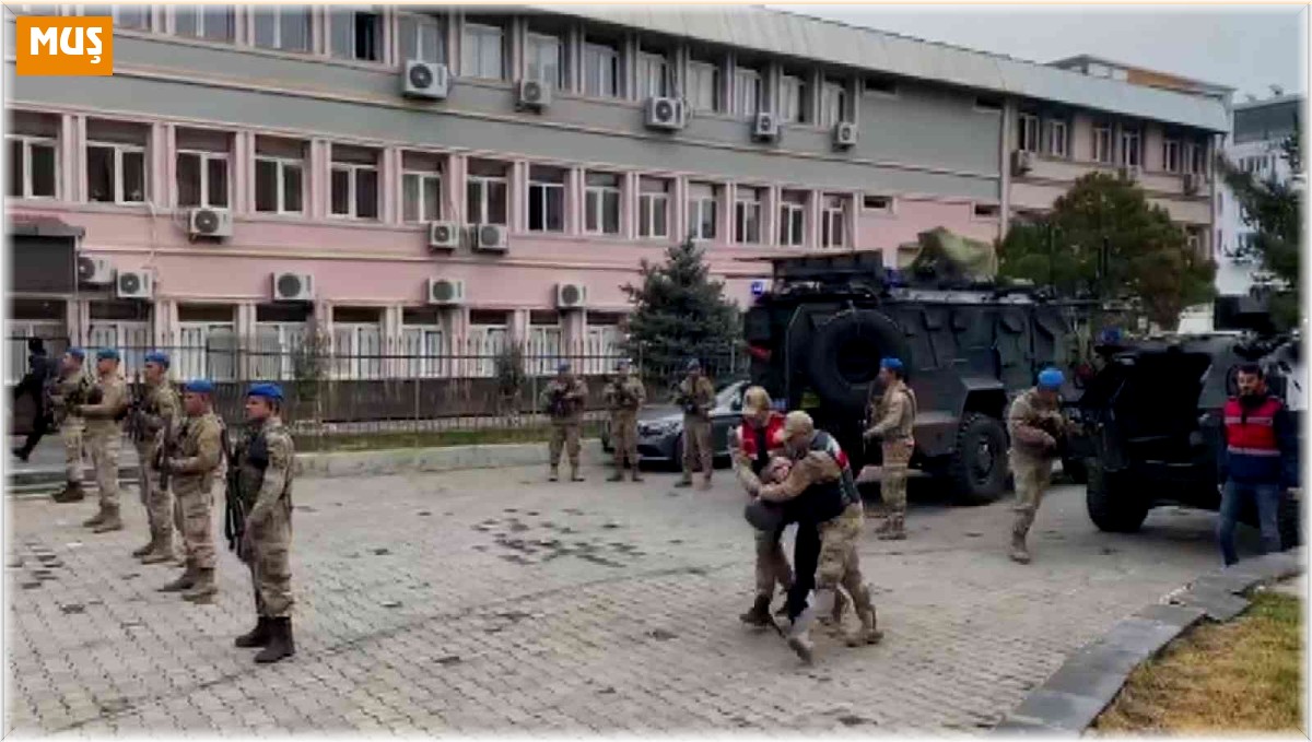Muş'ta yakalanan PKK/KCK'lı terörist ile 2 iş birlikçi tutuklandı