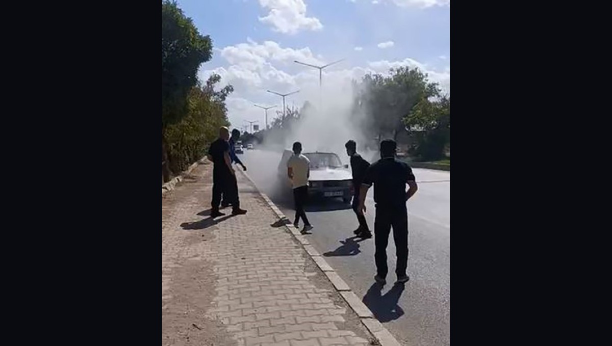 Muş'ta yanan otomobile beton mikseriyle müdahale