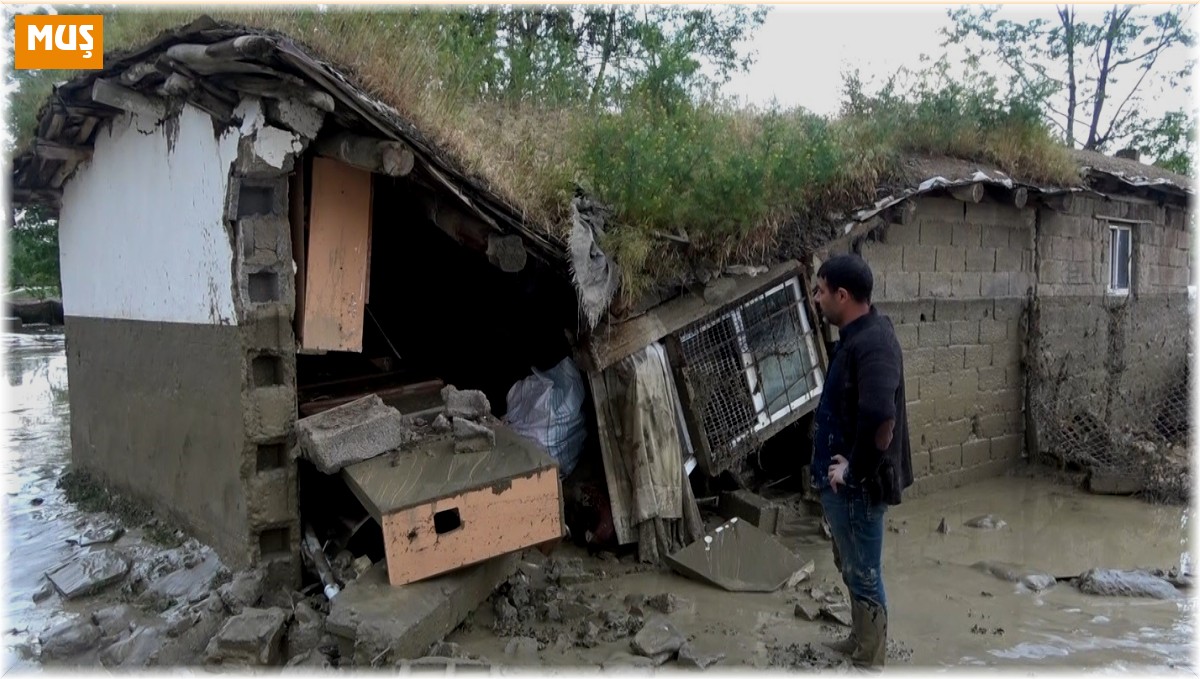 Muş'ta yaşanan sel felaketinde araç ve evler hasar gördü