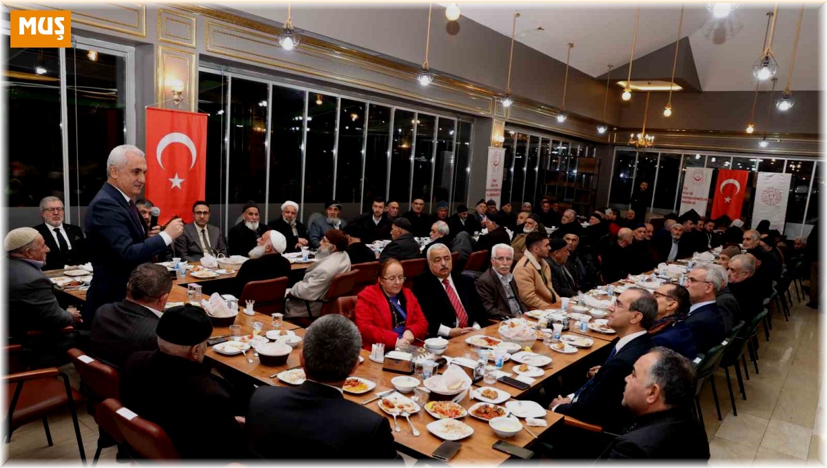 Muş'ta yaşlılar iftarda buluştu