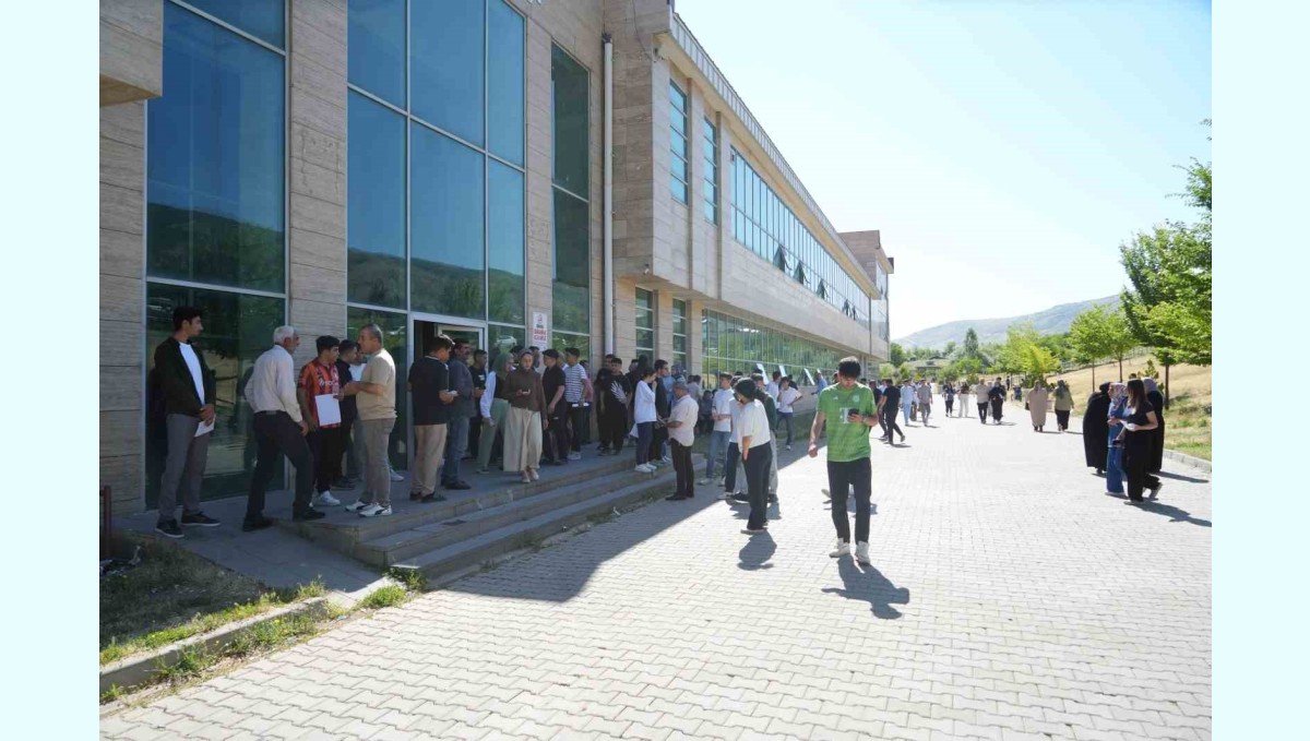 Muş'ta YKS'nin ikinci oturumu AYT başladı