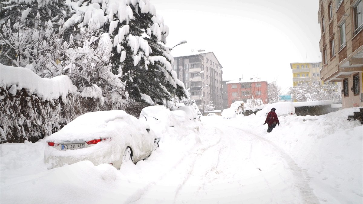 Muş'ta yoğun kar nedeniyle evler ve araçlar karla kaplandı