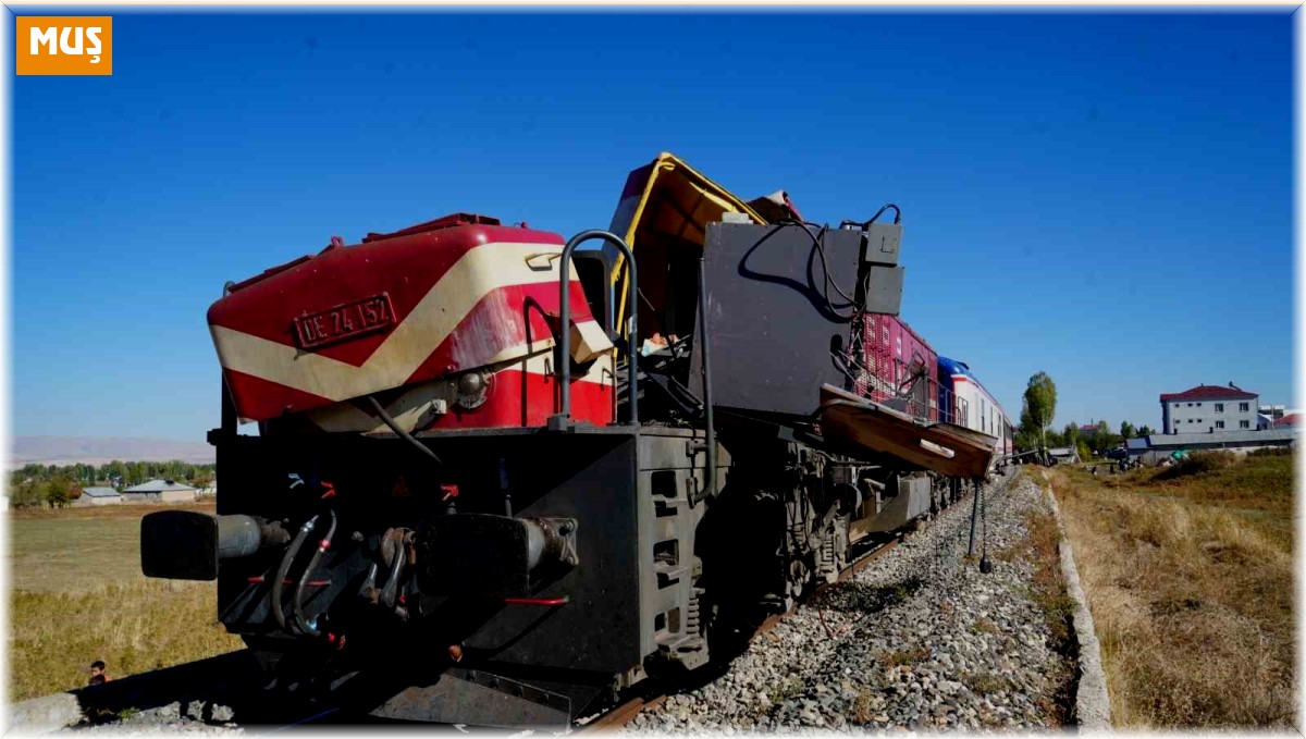 Muş'ta yolcu treni beton pompasına çarptı; 1 ölü, 2 yaralı