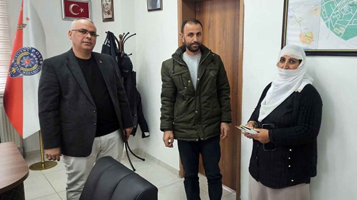Muş'ta yolda bulduğu cüzdanı emniyete teslim etti, sahibi bulundu