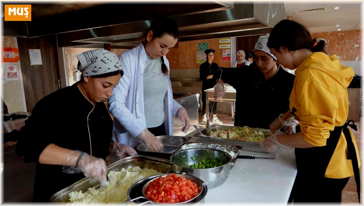 Muş'taki 5 okula ücretsiz yiyecek hizmeti