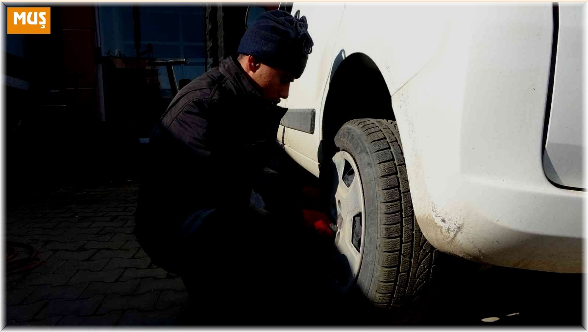 Muş'taki oto lastikçilerde "Kış Lastiği" mesaisi