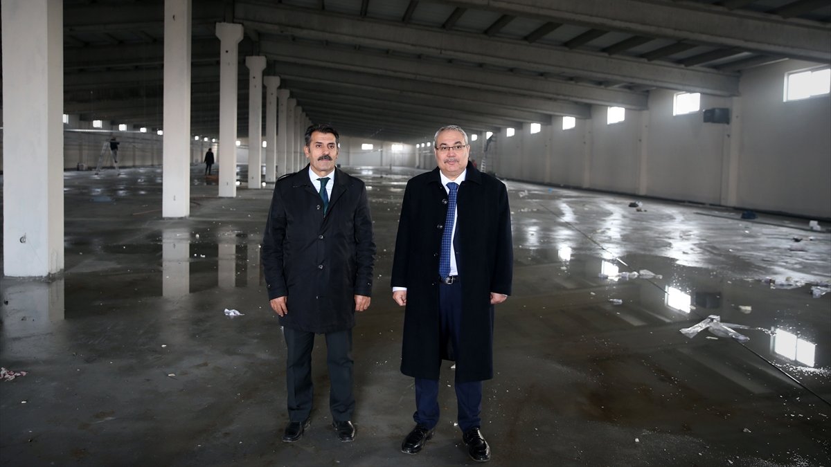 Muş Valisi Gündüzöz, yapımı devam eden tekstil fabrikasını inceledi