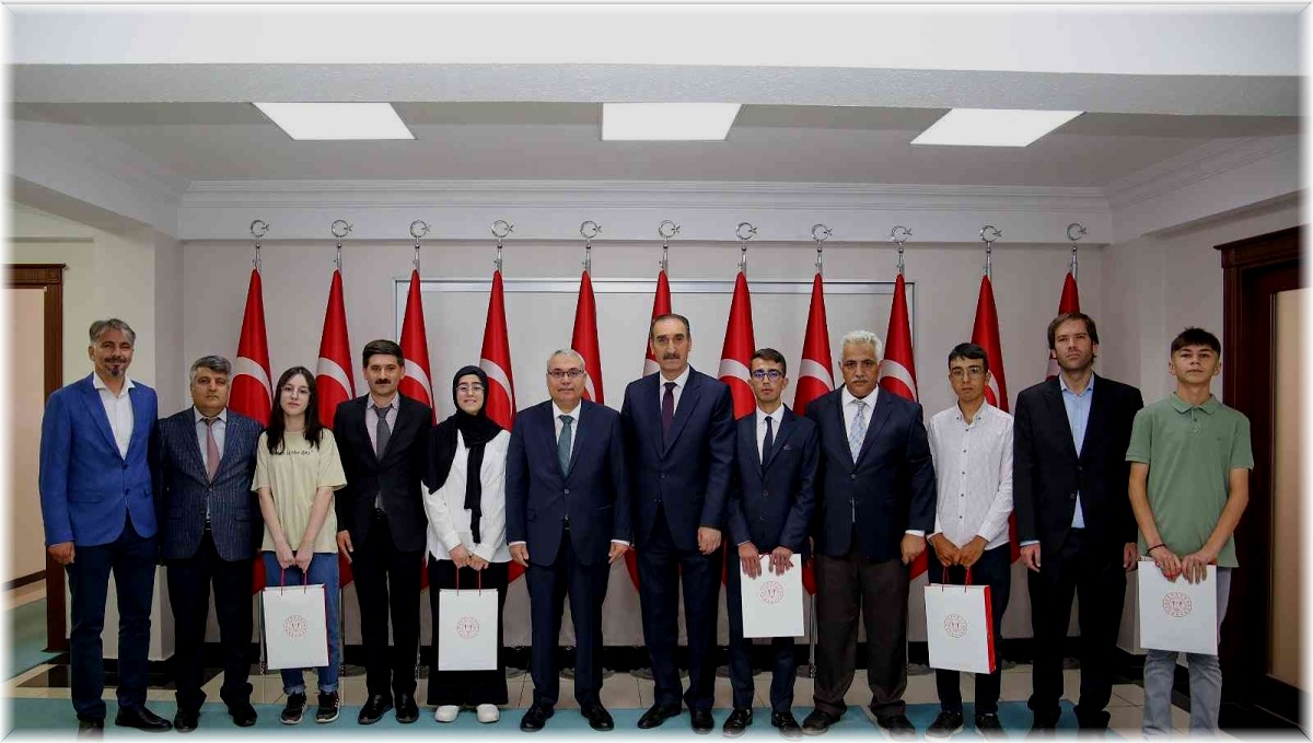 Muş Valisi Gündüzöz, YKS ve LGS birincilerini tebrik etti