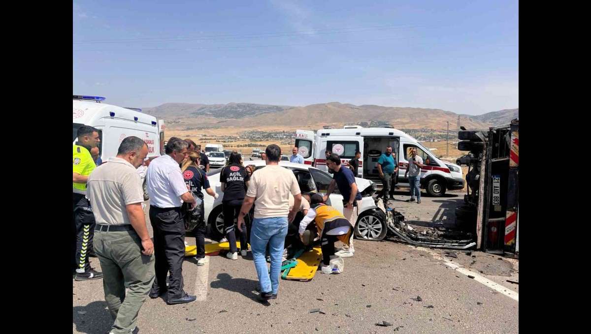 Muş-Varto yolunda feci kaza: 6 kişi yaralandı