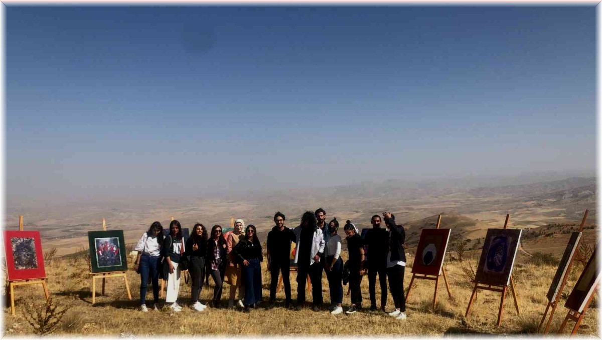 Muşar Dağı zirvesinde resim sergisi