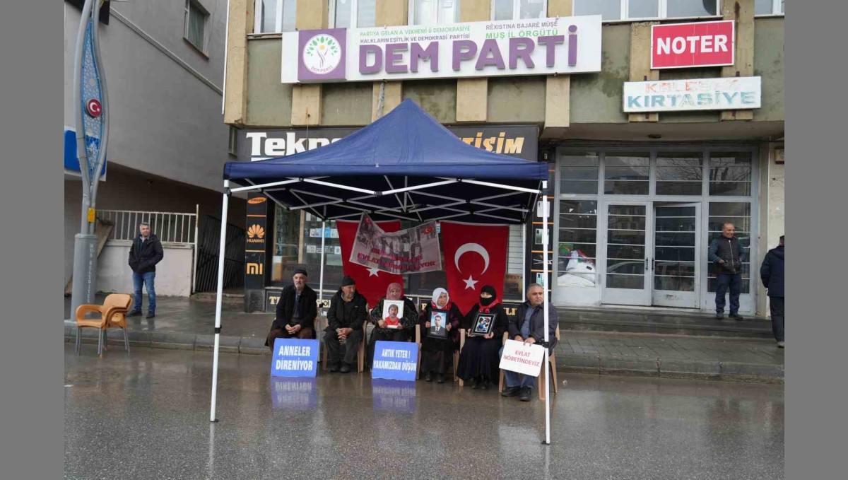 Muşlu anneler sağanak altında evlat nöbetini sürdürüyor