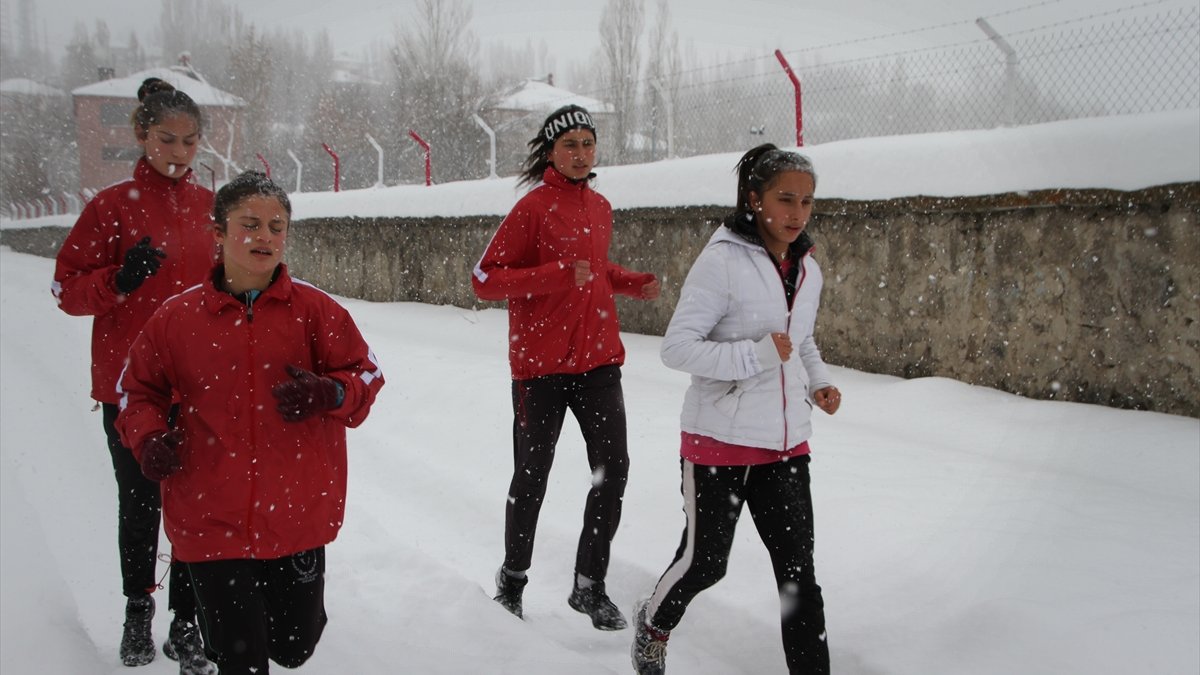 Muşlu atletler karlı yollarda şampiyonalara hazırlanıyor