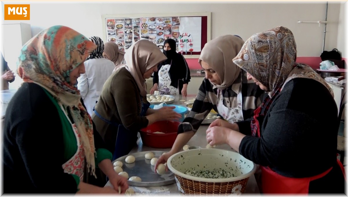 Muşlu kadınlar binlerce poğaça pişirerek deprem bölgesine gönderdi