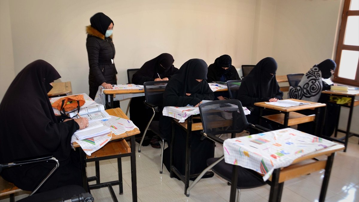 Muşlu kadınlar, kurslar sayesinde okuma yazma öğrenme imkanına kavuştu