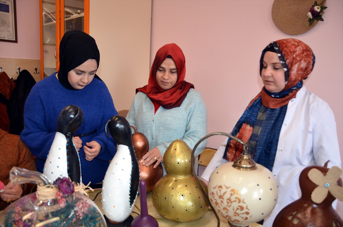 Muşlu kadınlar kurslarda hediyelik eşyalar üretiyor