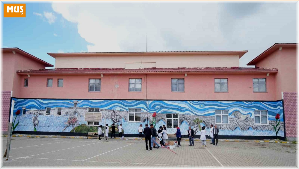 Muşlu öğrenciler okullarının duvarlarını sanat eserine dönüştürdüler