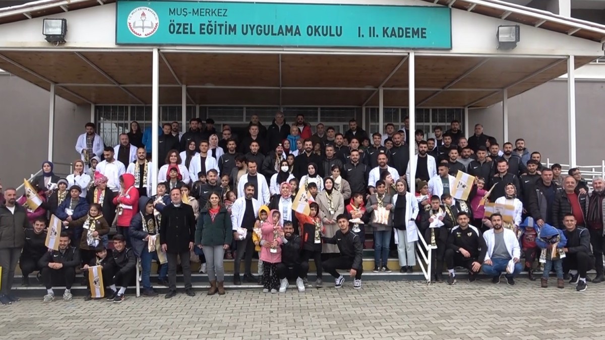 Muşspor Kulübü galibiyetini özel çocuklarla kutladı