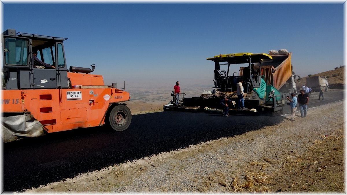 Muş’ta 2 bin 850 rakımdaki köy yolları sıcak asfaltla kaplandı