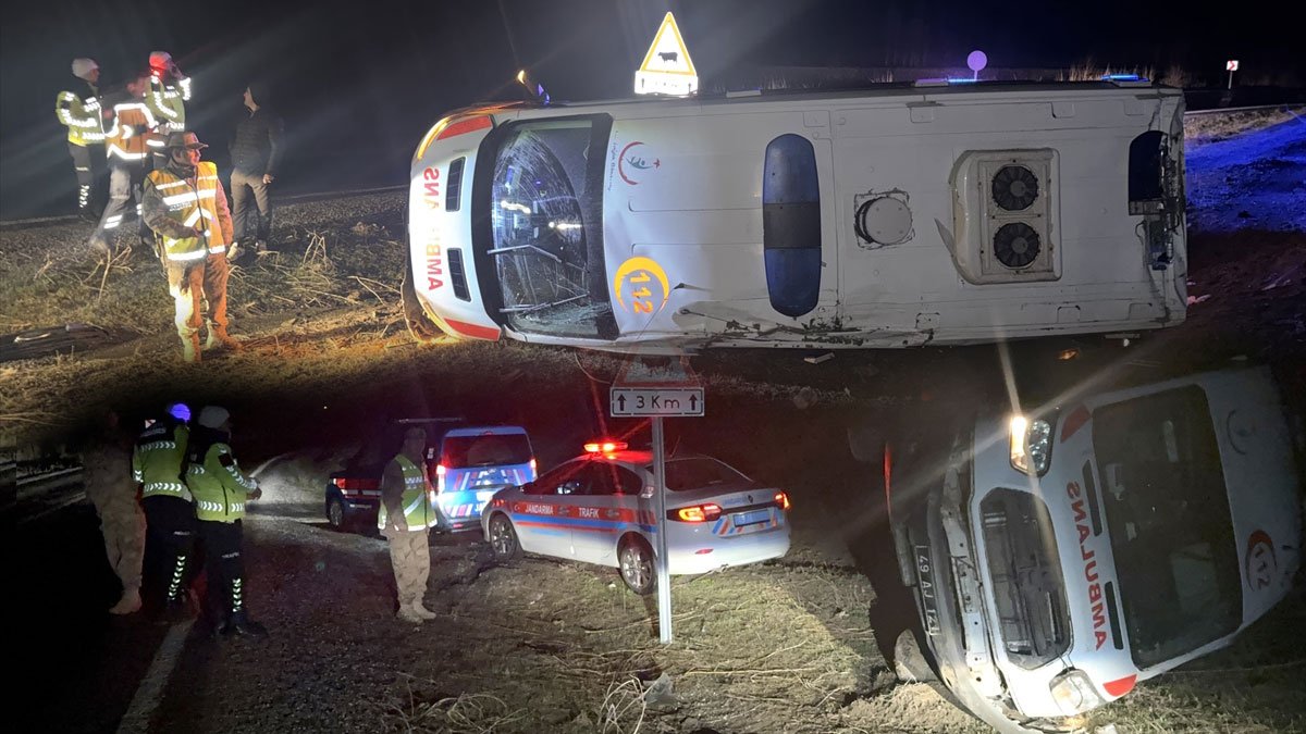 Muş’ta bebek sevki yapan ambulans devrildi: 3’ü sağlık çalışanı 5 yaralı