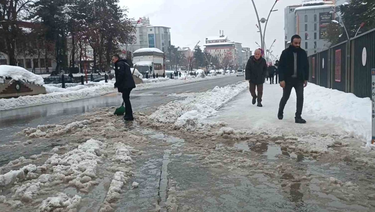 Muş’ta polis, kürekle su birikintisini temizleyerek vatandaşlara yol açtı