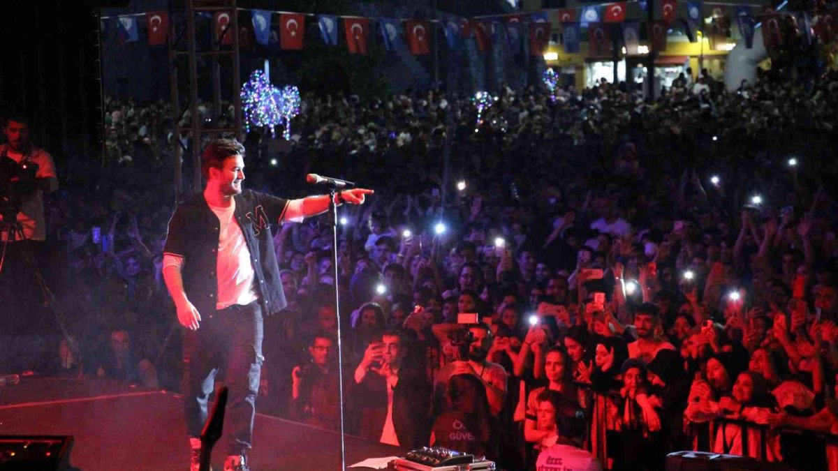 Mustafa Ceceli binlerce hayranına unutulmaz bir akşam yaşattı