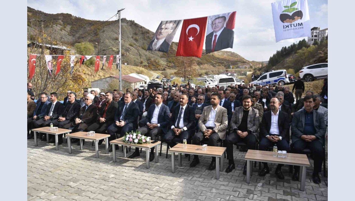 Mutki'de mezbahane ve halı saha açılışı yapıldı