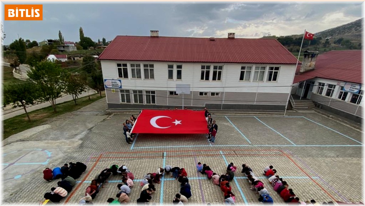 Mutki'de öğrenciler 100 yıl koreografi gösterisi