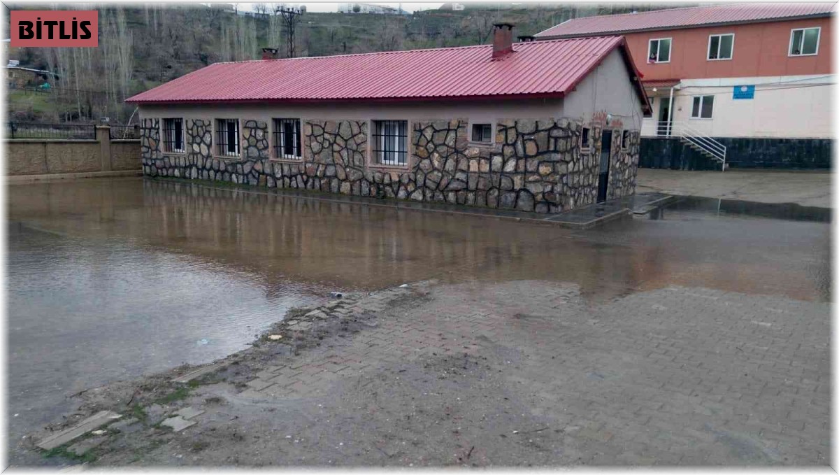 Mutki'de sel hasara neden oldu