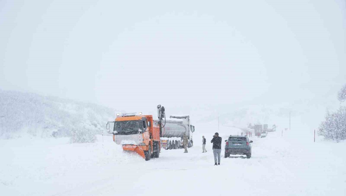 Mutki ve Kulp kara yolları kar ve tipi nedeniyle ulaşıma kapatıldı