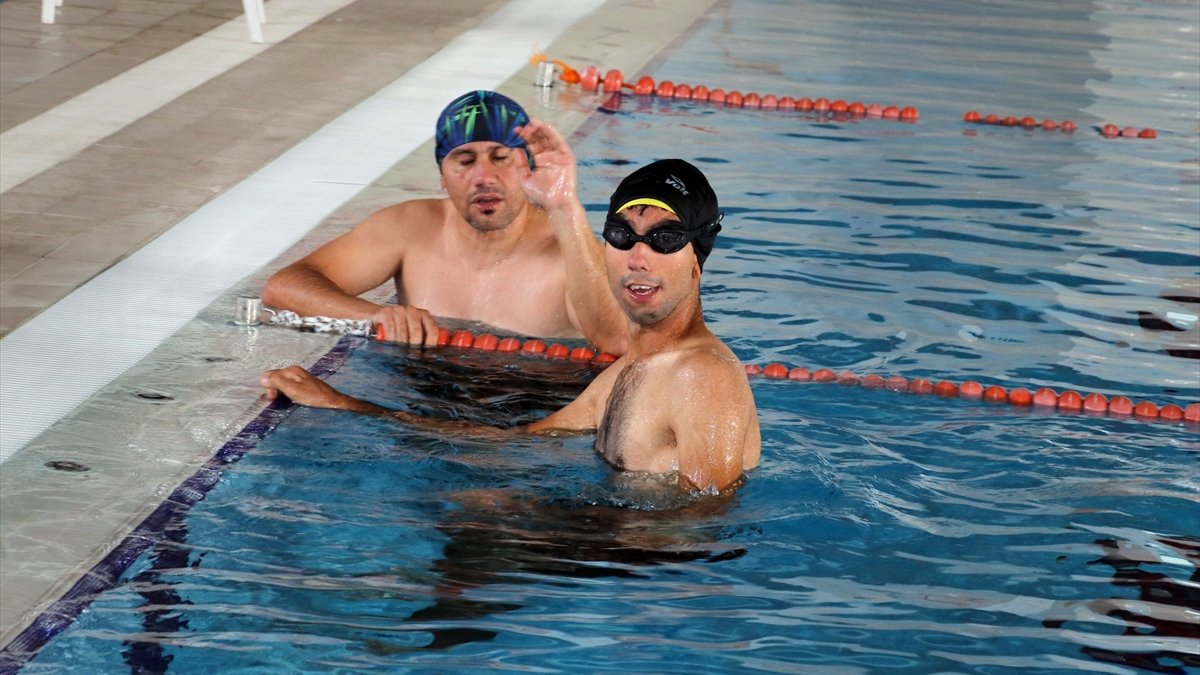 "Mutlu Çarşamba Projesi" ile yüzmeyi öğrenen Iğdırlı Muhammed'in hedefi altın madalya