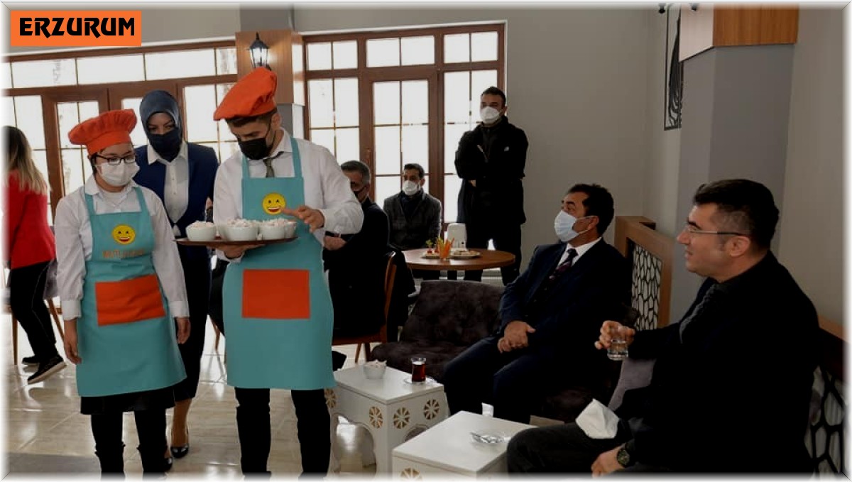 'Mutlu Kafe'nin ilk misafiri Vali Memiş oldu