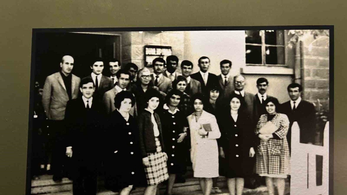 Müzede gezerken 14 yıl önce ölen annesinin fotoğrafını görünce şoke oldu