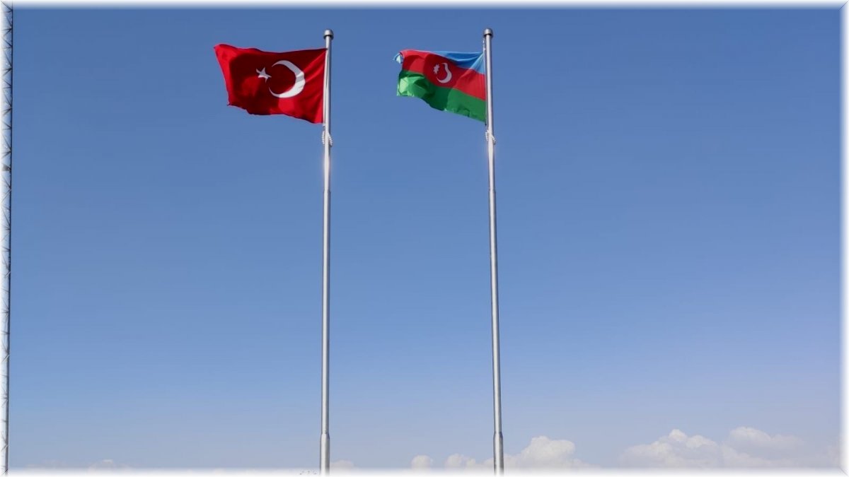 Nahçıvan sınırına dikilen Türk-Azerbaycan bayrakları Ermenistan’dan görünüyor